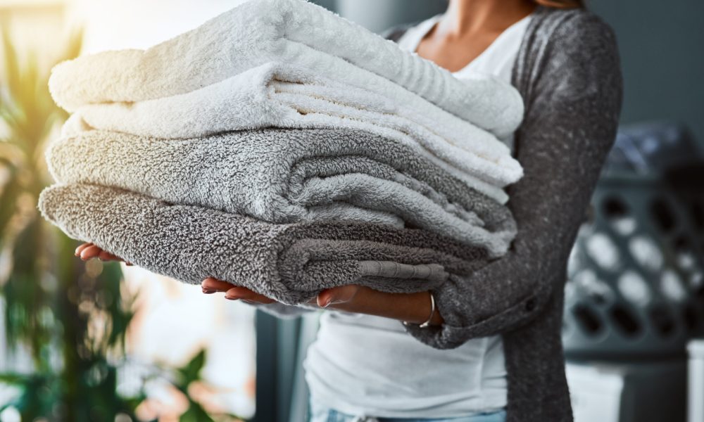 Draps et linge de toilette lavés, repassés et pliés selon des standards professionnels pour locations courte durée